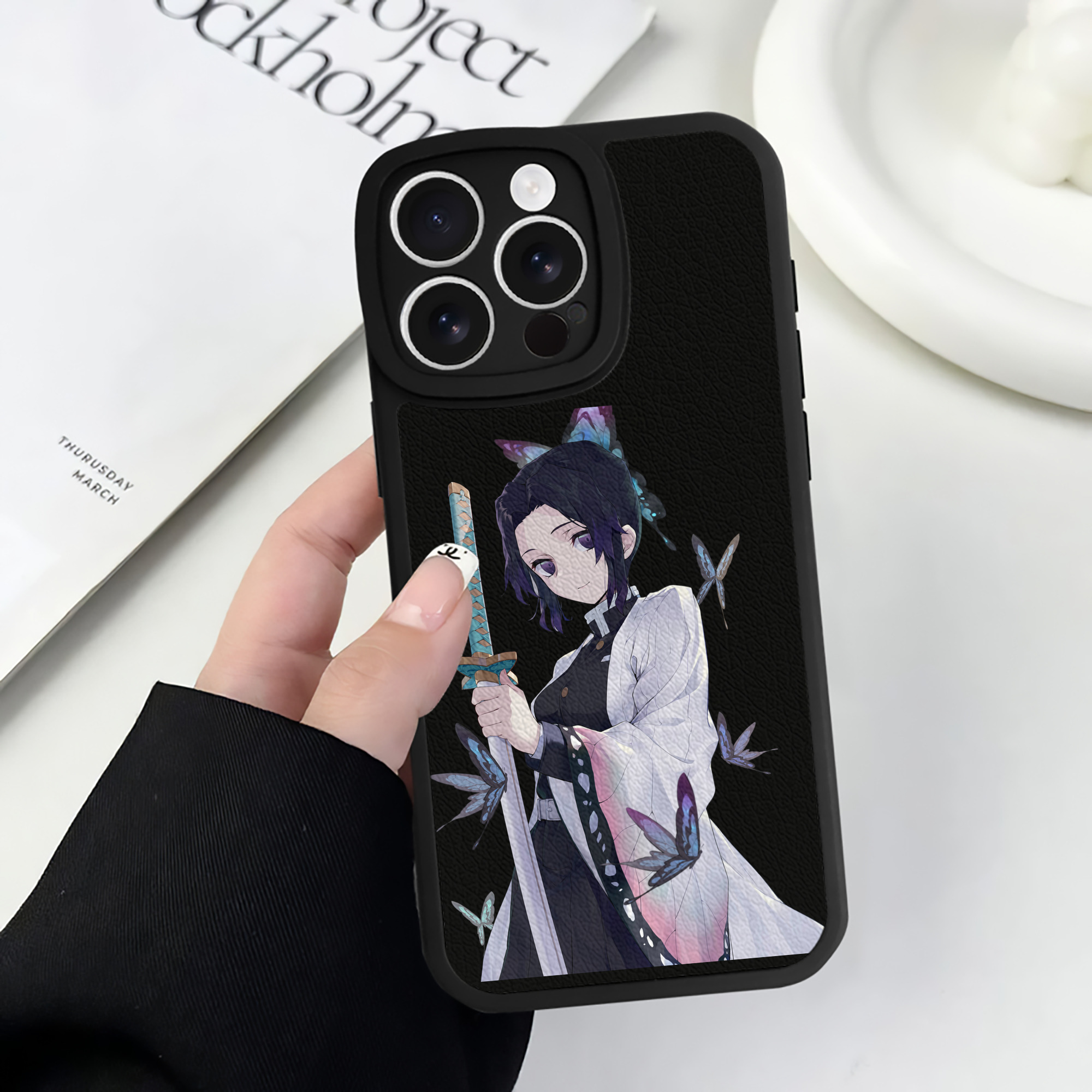 （画像用） 鬼滅の刃（きめつのやいば）蟲柱-胡蝶 しのぶ／こちょう しのぶ Kochou Shinobu 【iPhone 16シリーズ対応】シリコンスマホケース（レザー調） 材質：シリコン